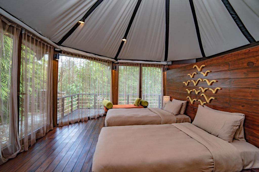 Llit o llits en una habitació de The Pavilions Himalayas Lake View