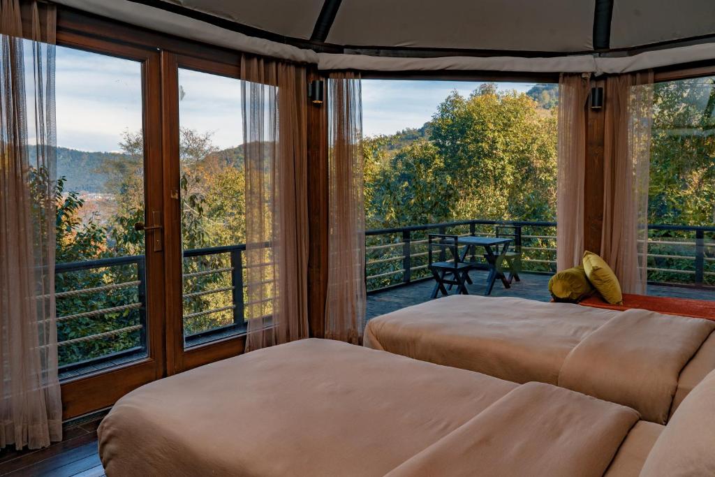 Vista general d'una muntanya o vistes d'una muntanya des de la tenda de luxe