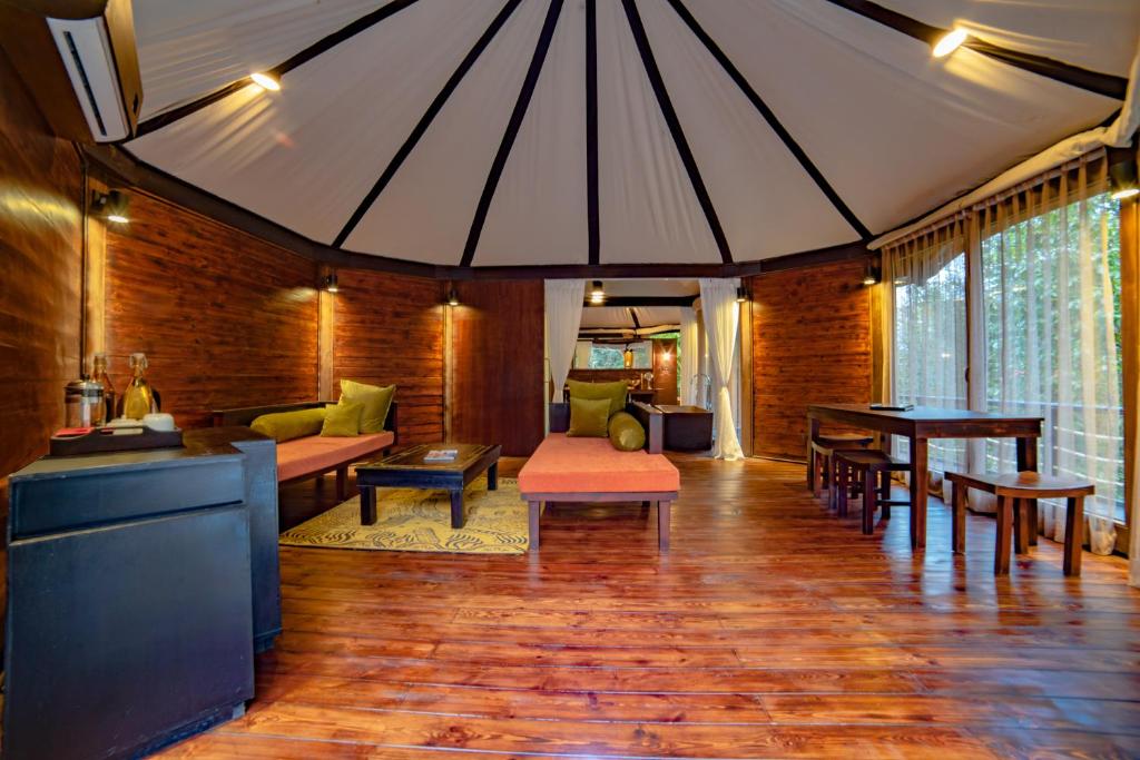 Zona d'estar a The Pavilions Himalayas Lake View