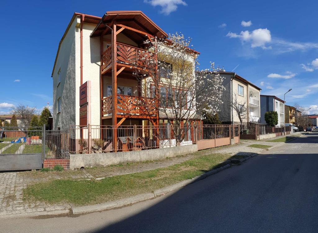 un edificio con balcón en el lateral de una calle en Star - Starinsky, en Ľubica