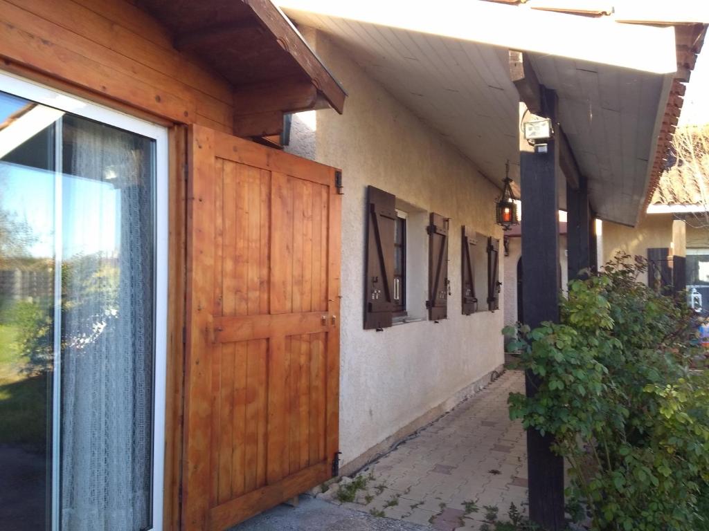 - une entrée pour une maison avec une porte en bois dans l'établissement domaine de Castencau, à Saint-Louis-de-Montferrand