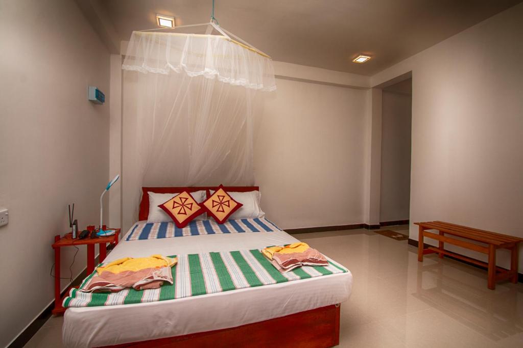 Postel nebo postele na pokoji v ubytování Dulmini Homestay