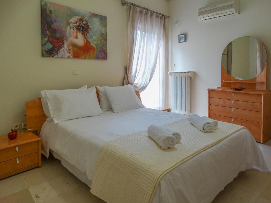 1 dormitorio con 1 cama con toallas en A&G APARTMENT, en Atenas