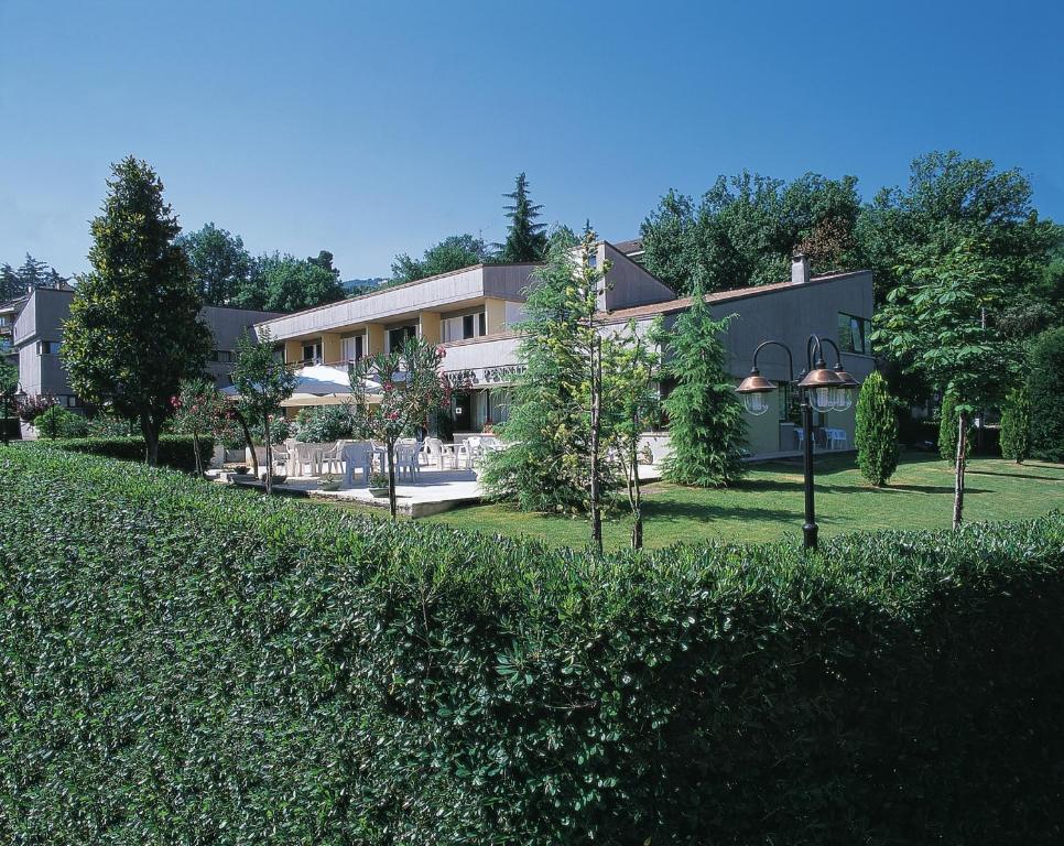 una grande casa con un prato davanti di Hotel Pennile ad Ascoli Piceno