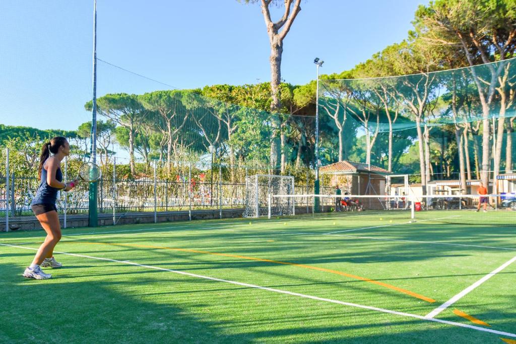 Tenis alebo squash v ubytovaní Camping Mare e Pineta alebo jeho okolí