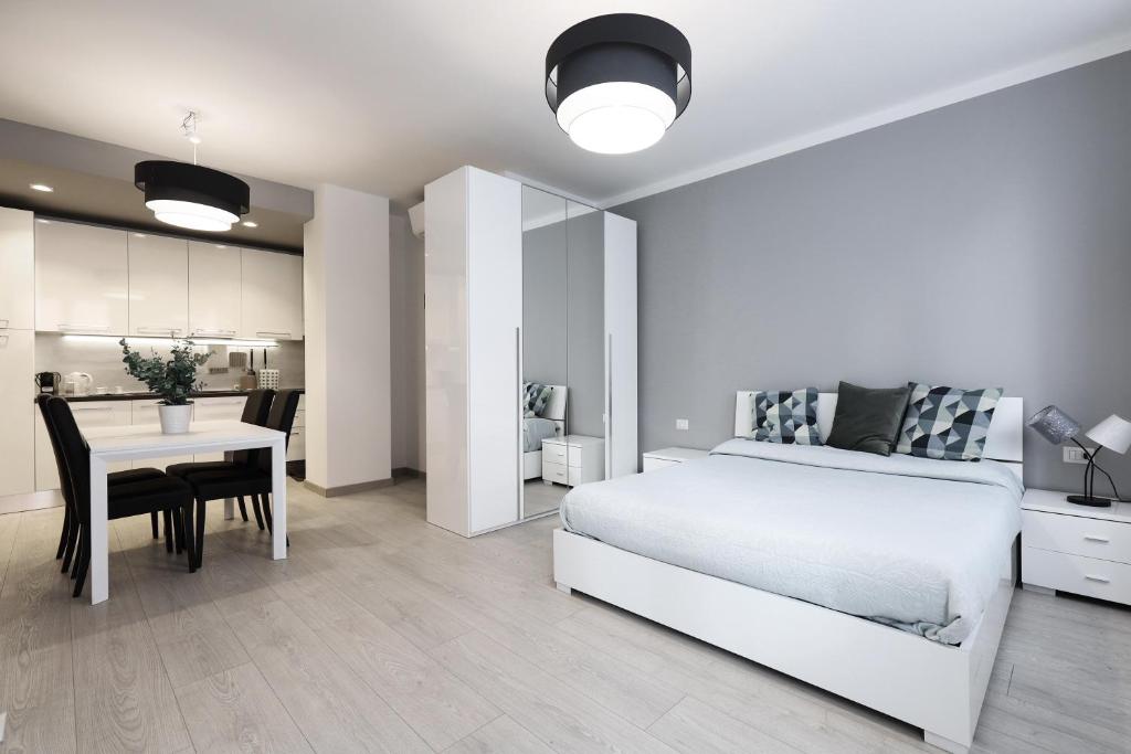 ミラノにあるMilan Center Apartment Studio - Porta Romanaのベッドルーム1室(ベッド1台、テーブル付)、ダイニングルームが備わります。