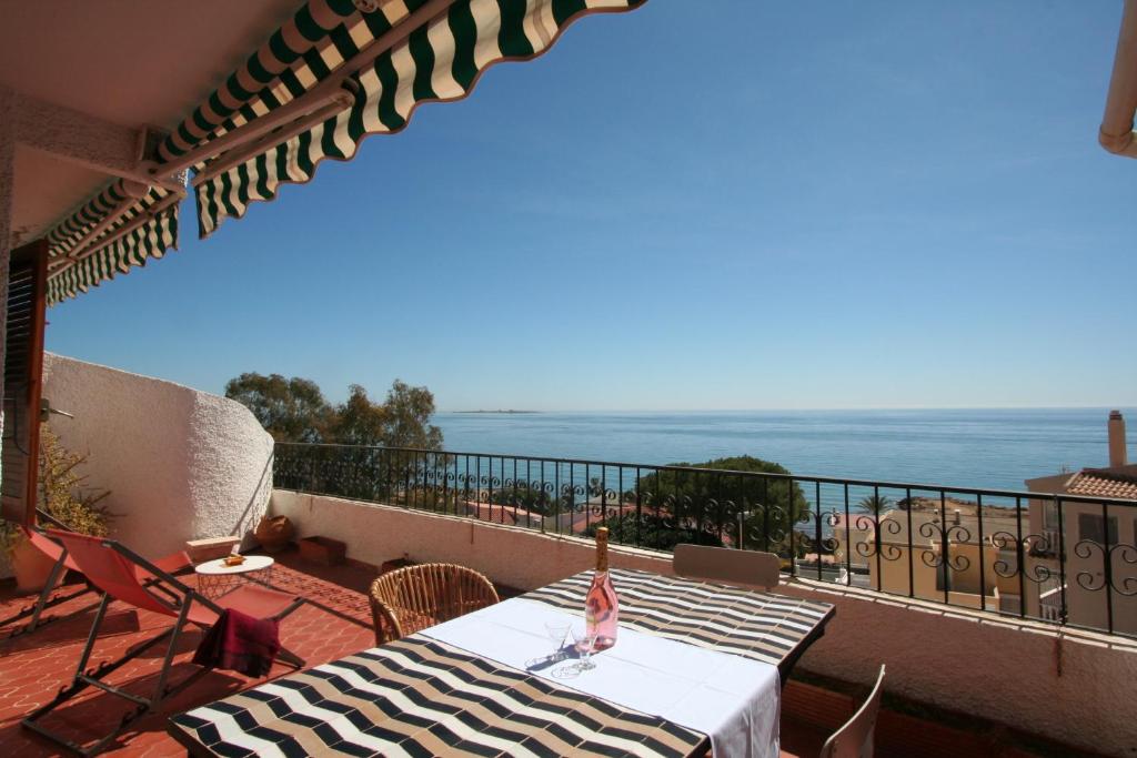 einen Balkon mit einem Tisch und Meerblick in der Unterkunft 019 - La Cala 001 - comfortHOLIDAYS in Santa Pola