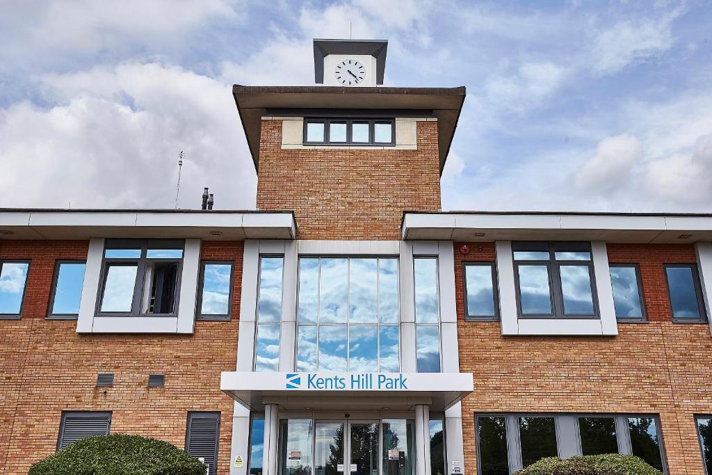 ein Gebäude mit einem Uhrturm darüber in der Unterkunft Kents Hill Park Training & Conference Centre in Milton Keynes