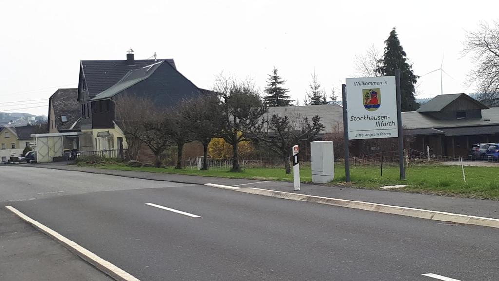 een straatbord aan de kant van een weg bij Ferienwohnungen! Kleine Bungalows mit Terrasse! in Stockhausen-Illfurth