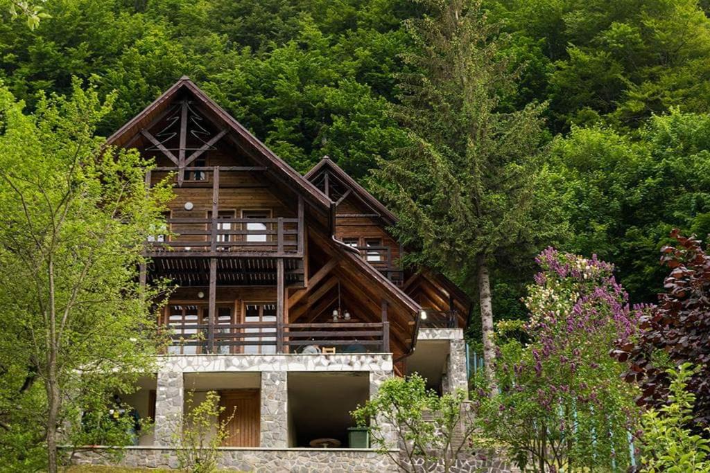 une grande maison en bois au milieu d'une forêt dans l'établissement Florile Bucegilor, à Sinaia