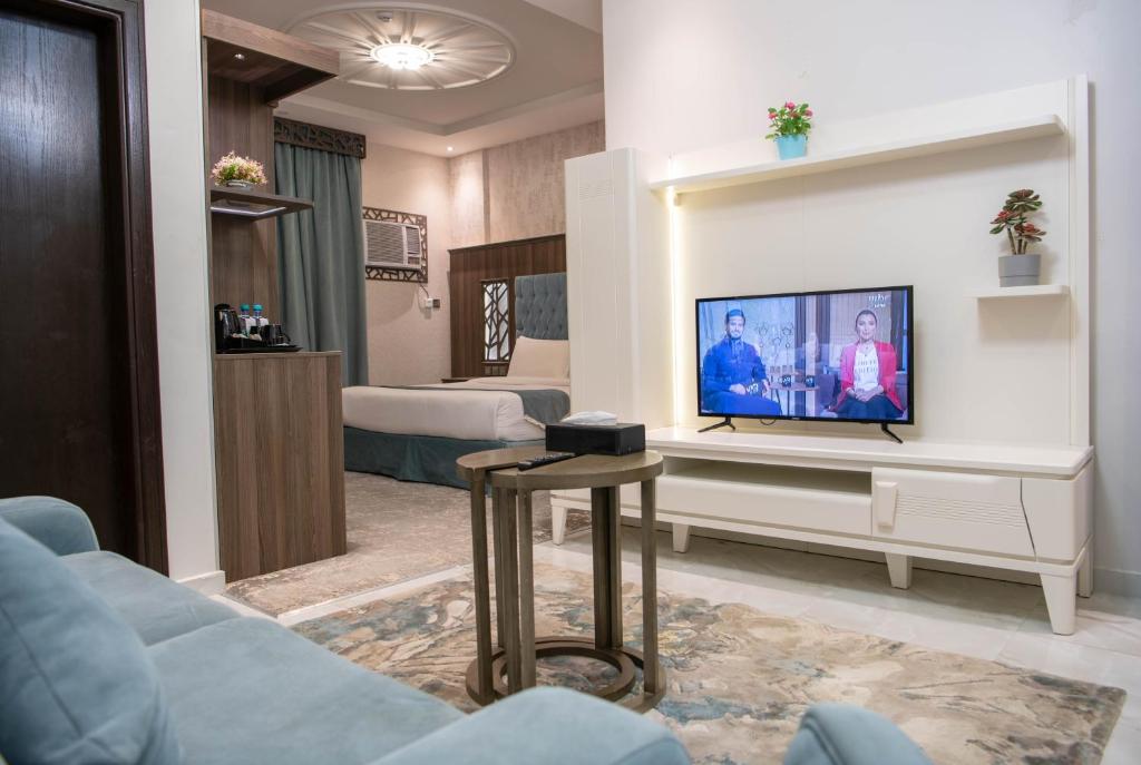 TV a/nebo společenská místnost v ubytování Viola Hotel