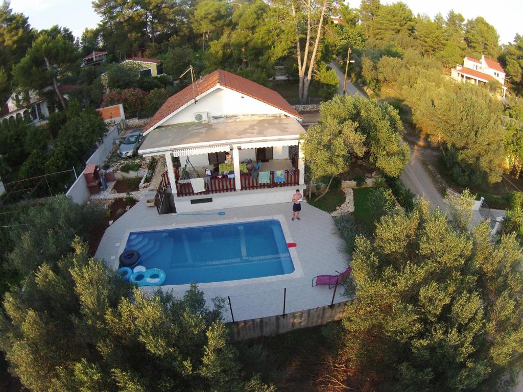 uma vista superior de uma casa com piscina em Holiday Home Vela Luka em Vela Luka