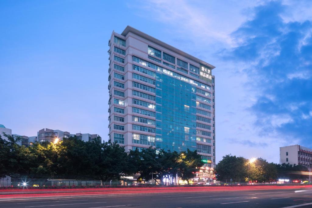un edificio alto con una calle delante en Spring Time Hotel, en Guangzhou