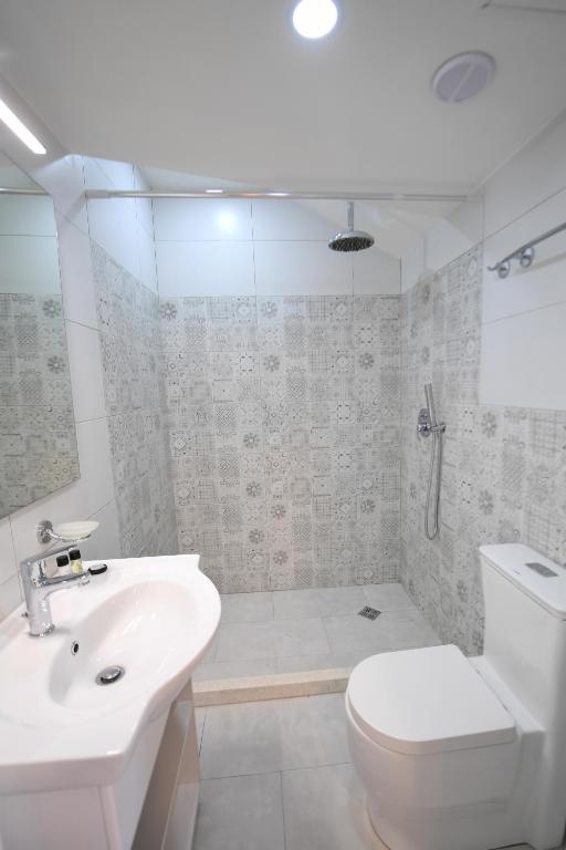 Un baño de Promenade Hotel