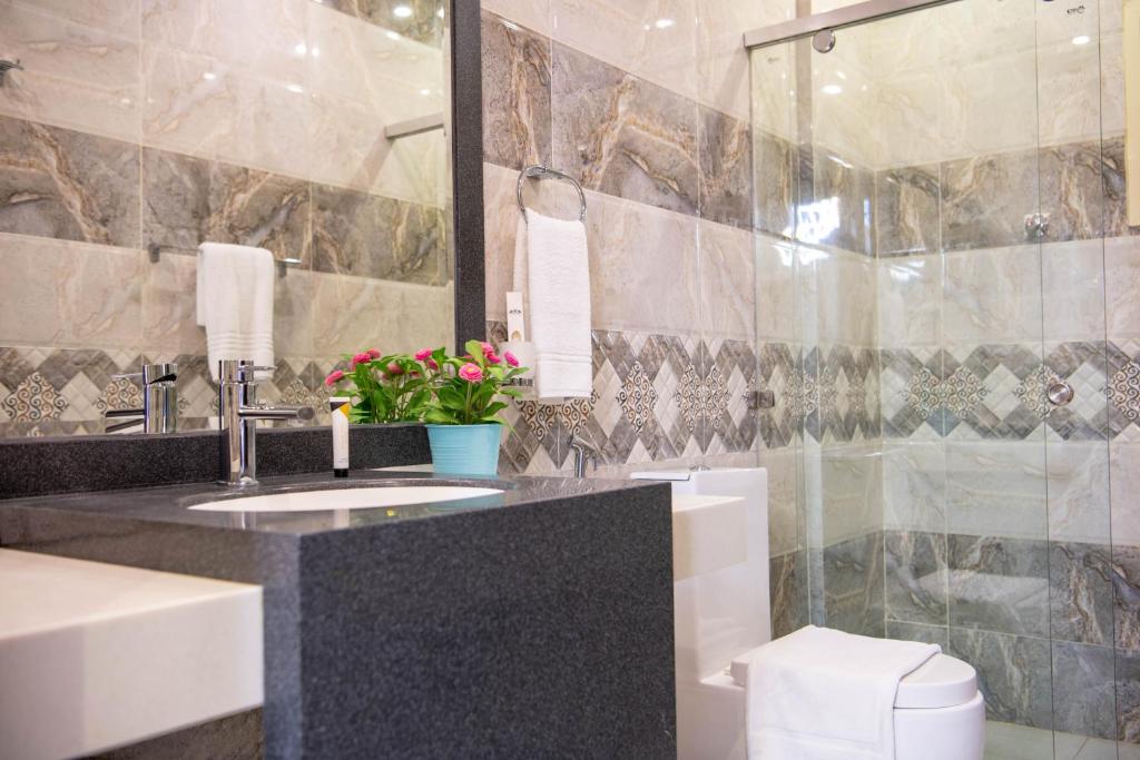 Koupelna v ubytování Viola Hotel