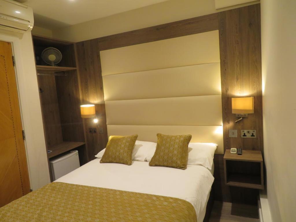 Ένα ή περισσότερα κρεβάτια σε δωμάτιο στο Glendale Hyde Park Hotel
