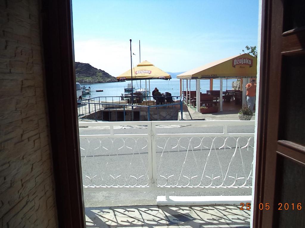 einen Balkon mit Blick auf das Wasser in der Unterkunft Villa Magdalena in Sveti Juraj