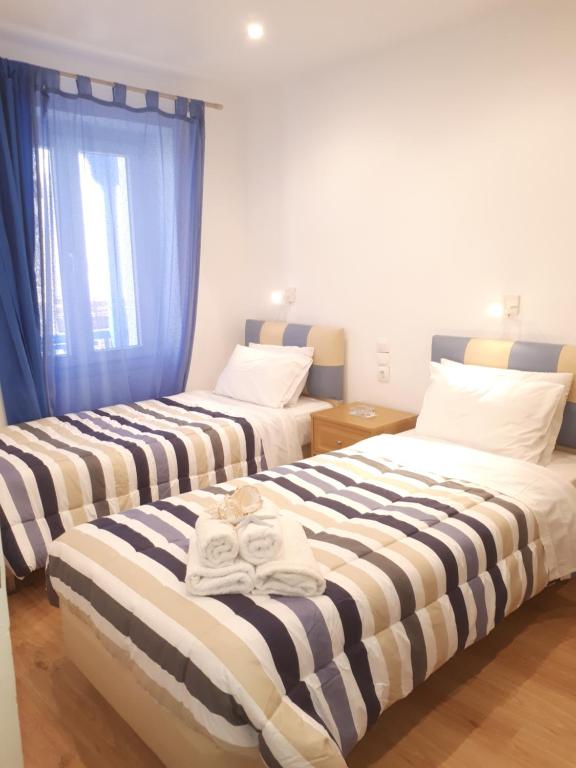 ミコノス・シティにあるPension Ageliki Kalogeraのベッド2台が隣同士に設置された部屋です。