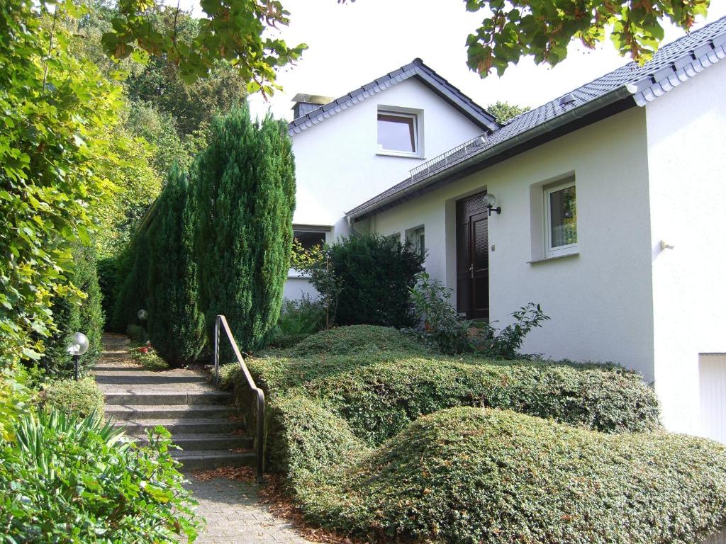 Cette maison blanche est accessible par des escaliers. dans l'établissement Ferienhaus Moock, à Horn-Bad Meinberg