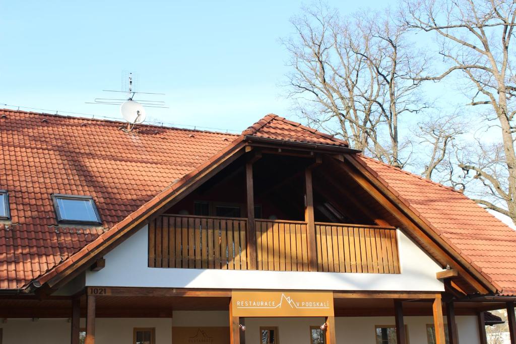 a house with a roof with a balcony at Apartmán V Podskalí in Hluboká nad Vltavou