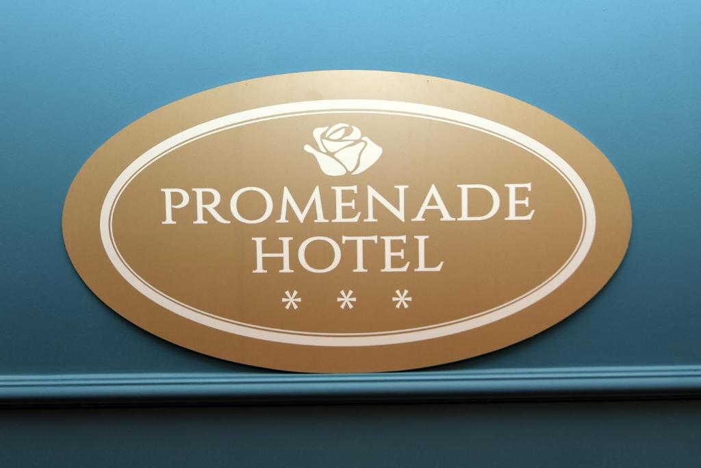 Certificado, premio, señal o documento que está expuesto en Promenade Hotel