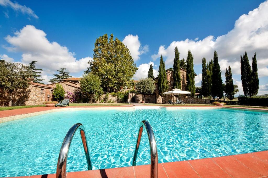 una gran piscina azul con dos barras metálicas en Agriturismo La Fonte Di Vivalda, en Suvereto