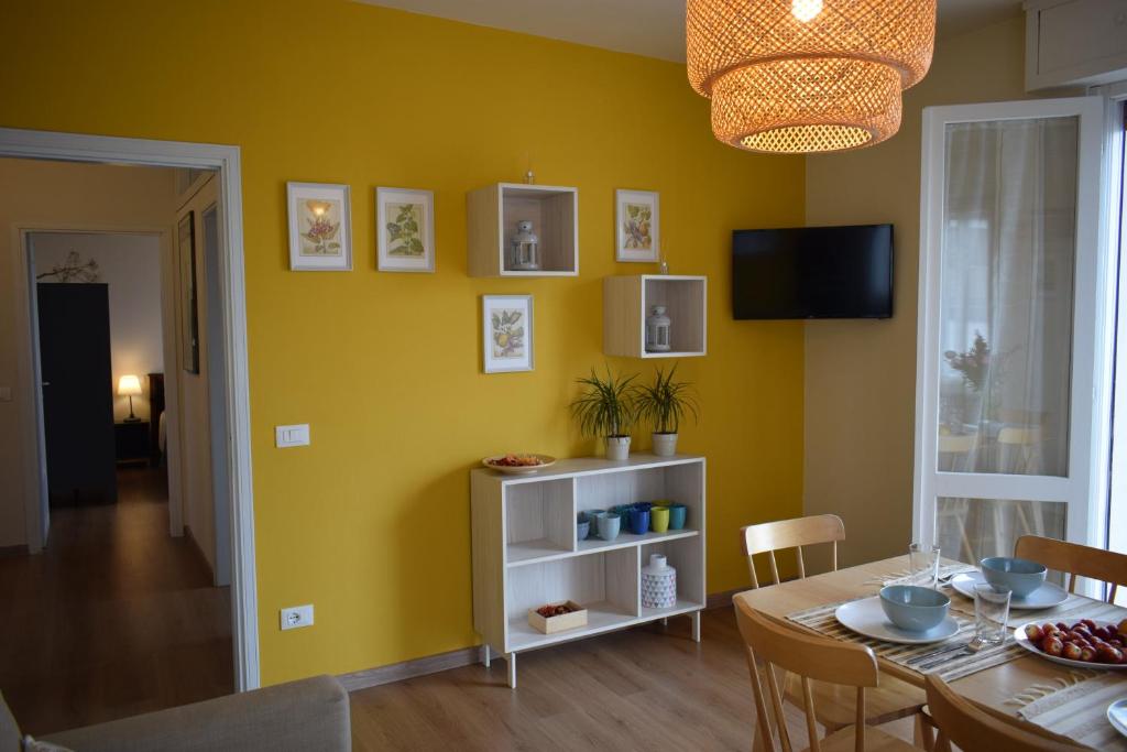 A television and/or entertainment centre at Villa Maria Apartments