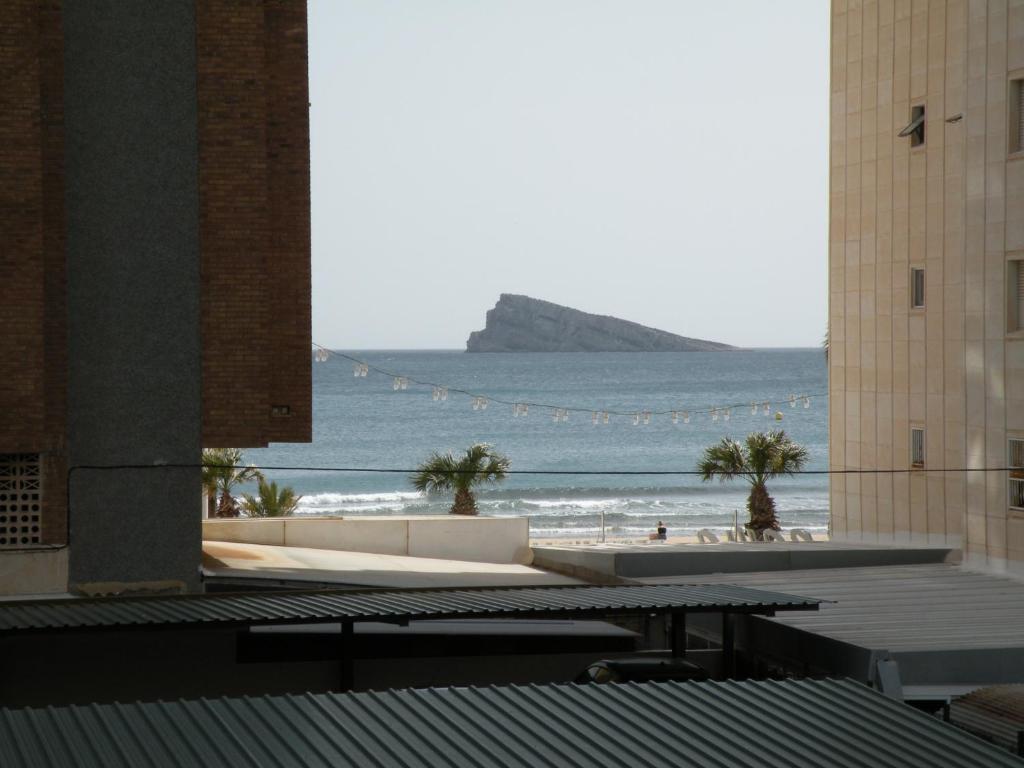 uma vista para a praia a partir de um edifício em El Pato 4 - Fincas Arena em Benidorm