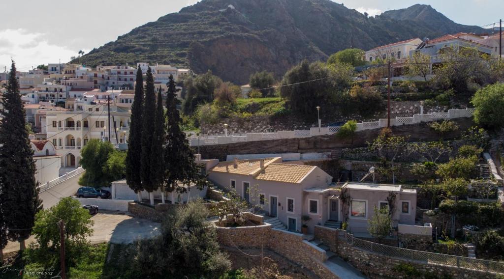 a village with houses and trees and a mountain at Casa Metropolis in Apérion