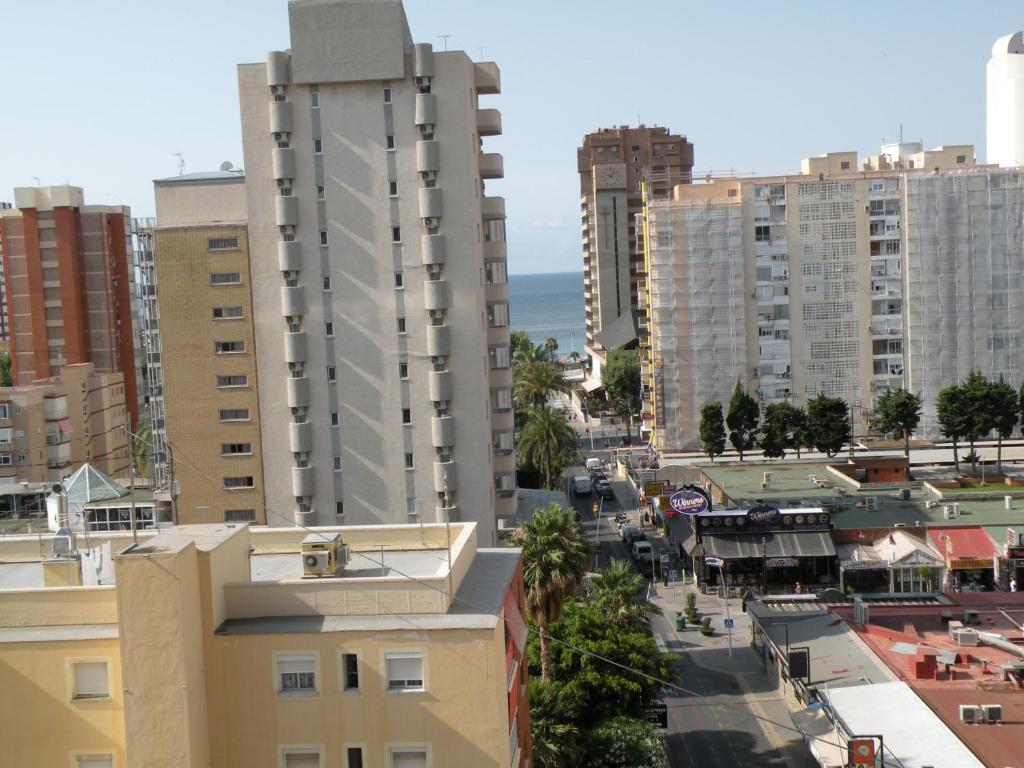 une vue aérienne sur une ville avec de grands bâtiments dans l'établissement Principado Centro III - Fincas Arena, à Benidorm