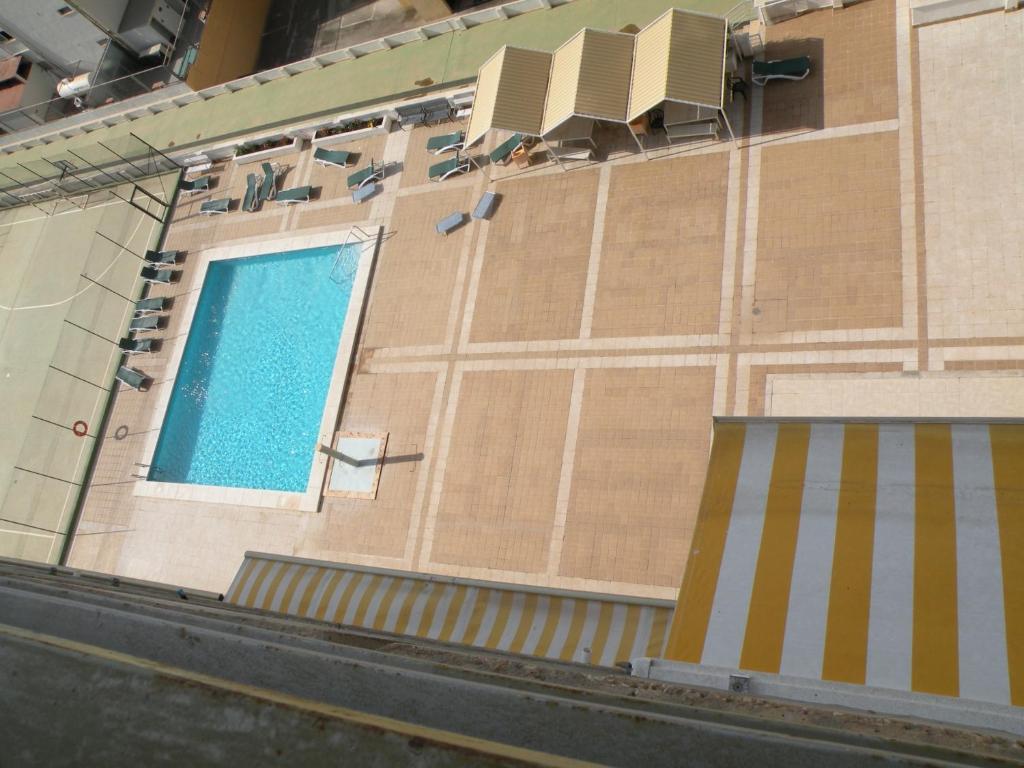 basen na boku budynku w obiekcie Principado Centro III - Fincas Arena w mieście Benidorm