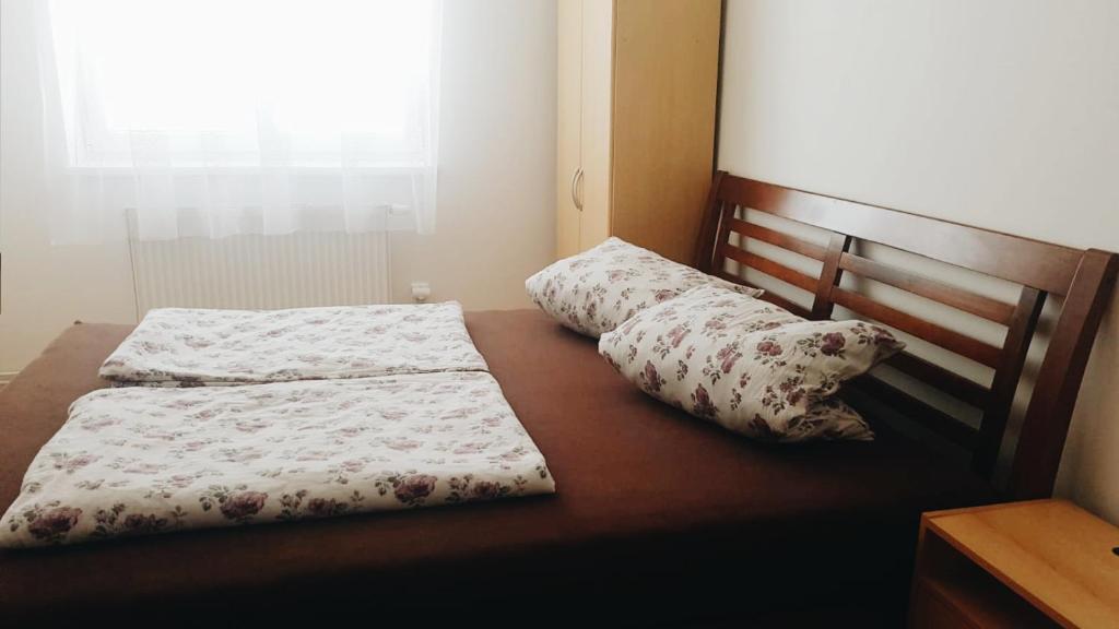 Łóżko lub łóżka w pokoju w obiekcie Pod Vinicí