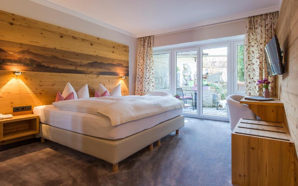Postel nebo postele na pokoji v ubytování Hotel Berlin Tegernsee