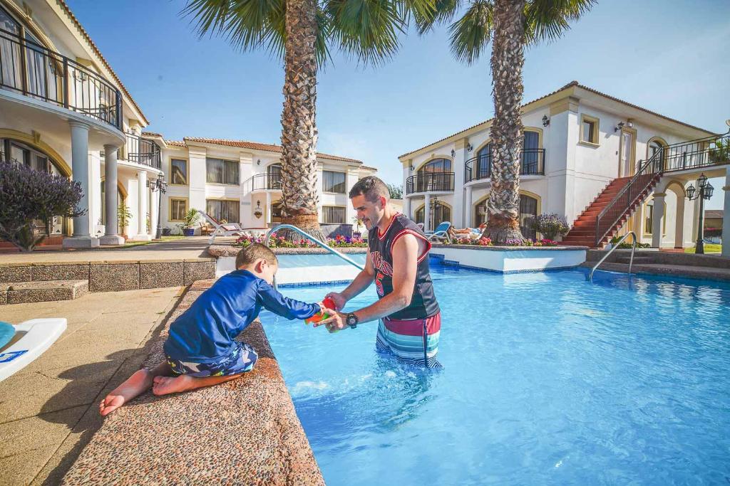 Bazén v ubytování Aparthotel Serena Dream nebo v jeho okolí