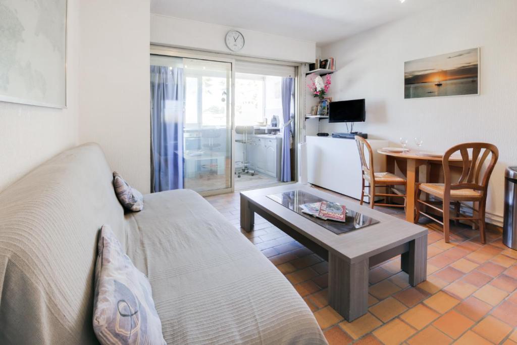 un salon avec un canapé et une table dans l'établissement Le Studio du Mail, à Six-Fours-les-Plages