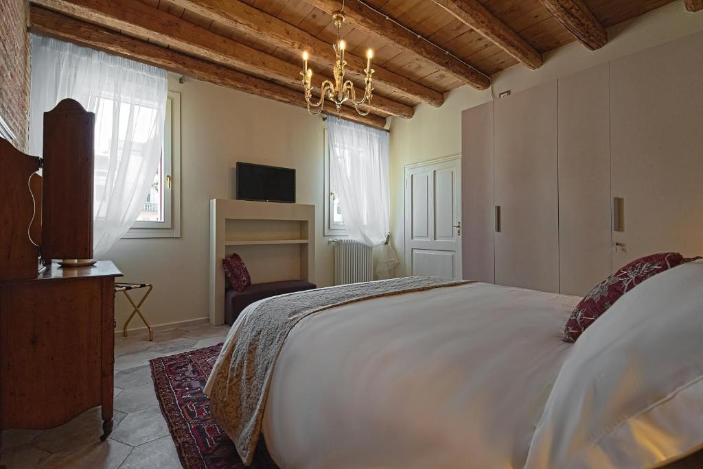 A bed or beds in a room at 28 Alla Rotonda