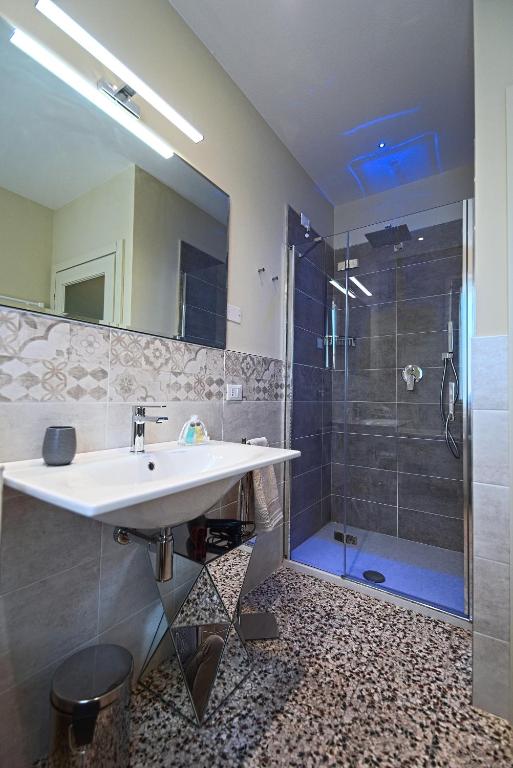 A bathroom at 28 Alla Rotonda
