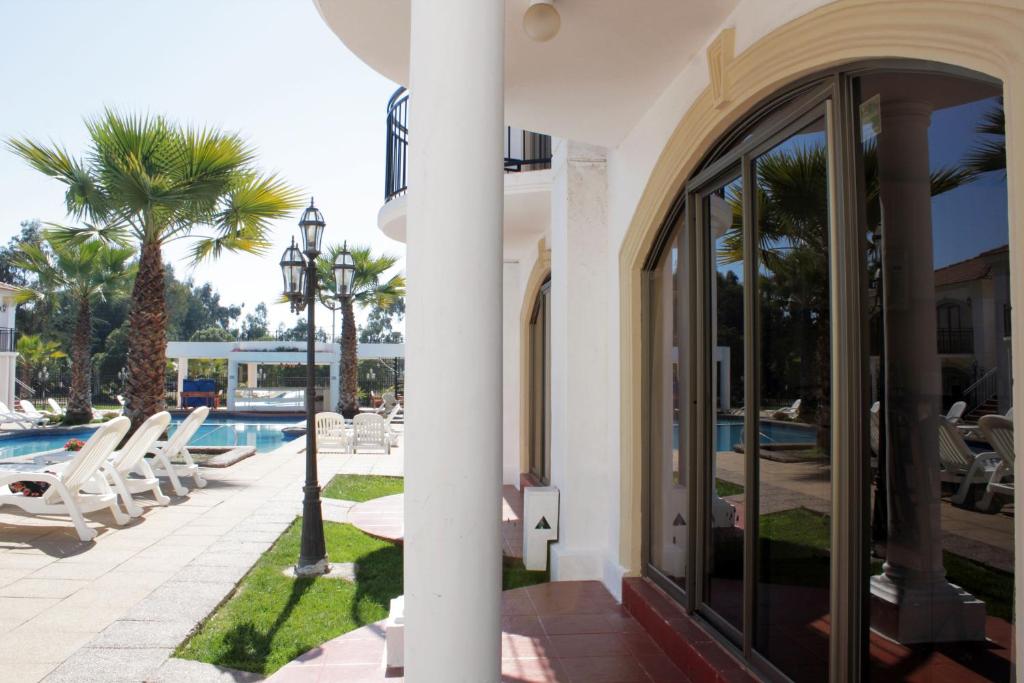 Bazén v ubytování Aparthotel Serena Dream nebo v jeho okolí