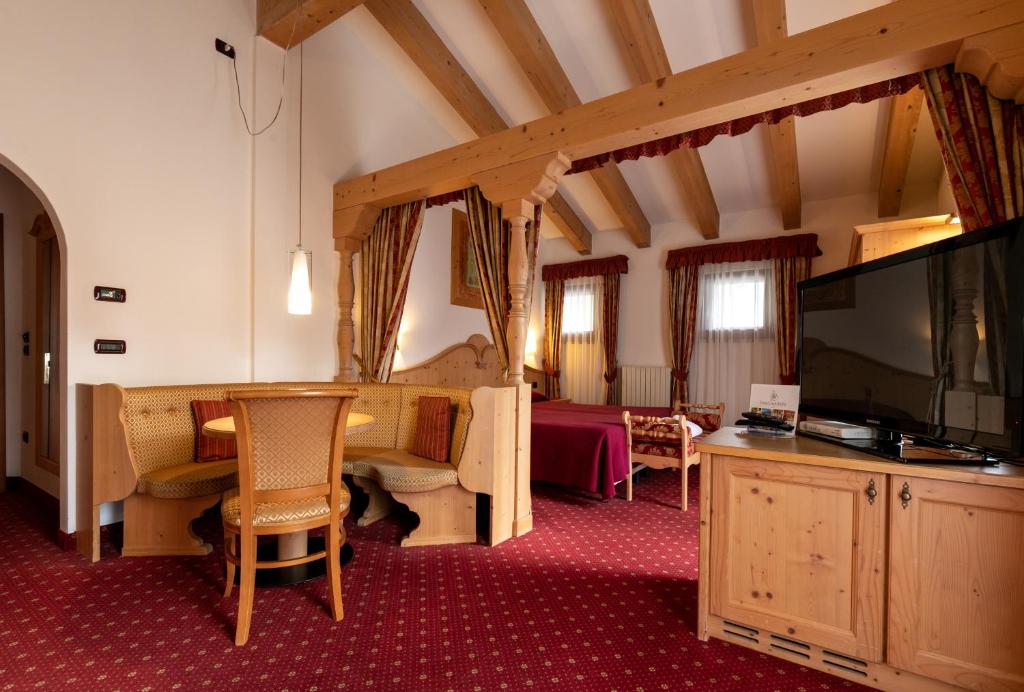 TV a/nebo společenská místnost v ubytování Hotel Isolabella Wellness