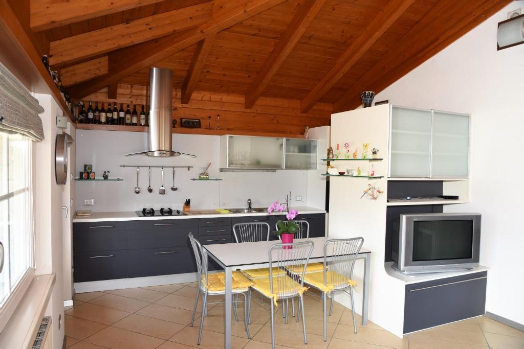 Köök või kööginurk majutusasutuses Appartamento per Vacanze a Comano Terme