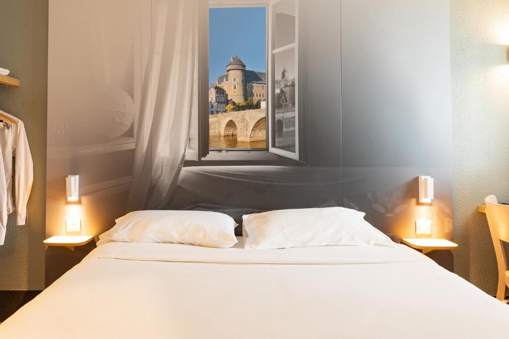 Un pat sau paturi într-o cameră la B&B HOTEL Laval Changé
