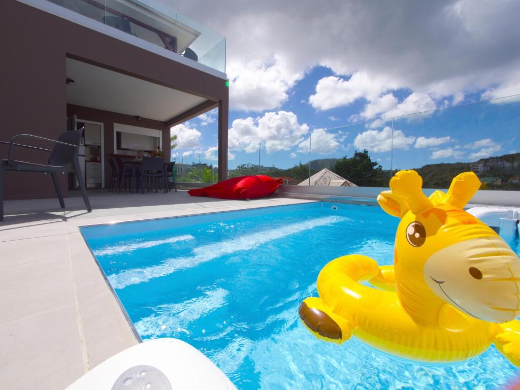 Bazén v ubytování LES VILLAS GLACY nebo v jeho okolí