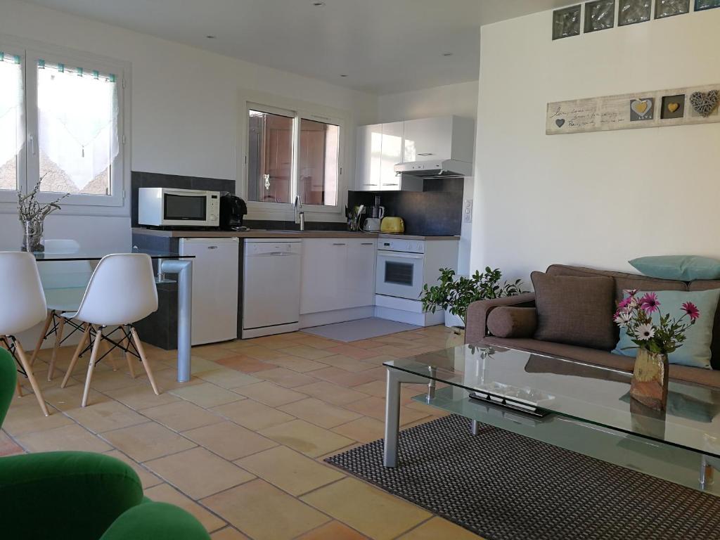 un salon avec un canapé et une table dans l'établissement Les Charmettes de la Côte - Entre mer et montagne, à Carros