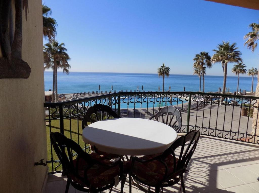 - Balcón con mesa y sillas y vistas a la playa en Sonoran Sea 1BR SSE 212 by Casago, en Puerto Peñasco