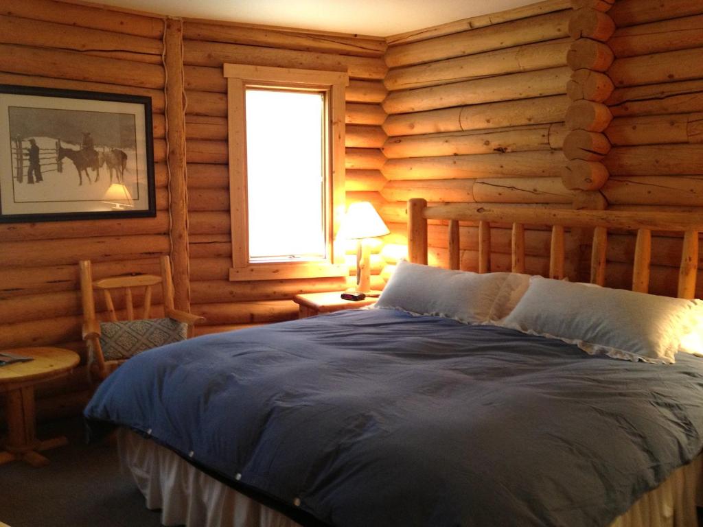 Tempat tidur dalam kamar di Inn on the Beartooth B&B