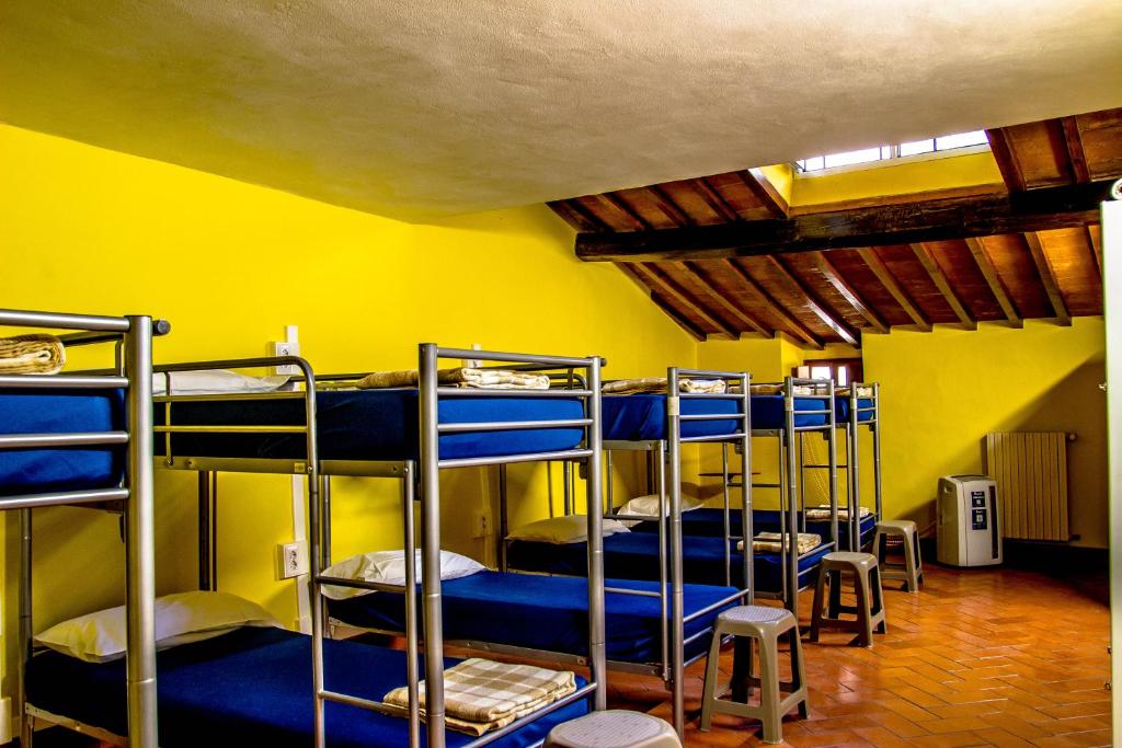 Palanda nebo palandy na pokoji v ubytování Hostel Santa Monaca