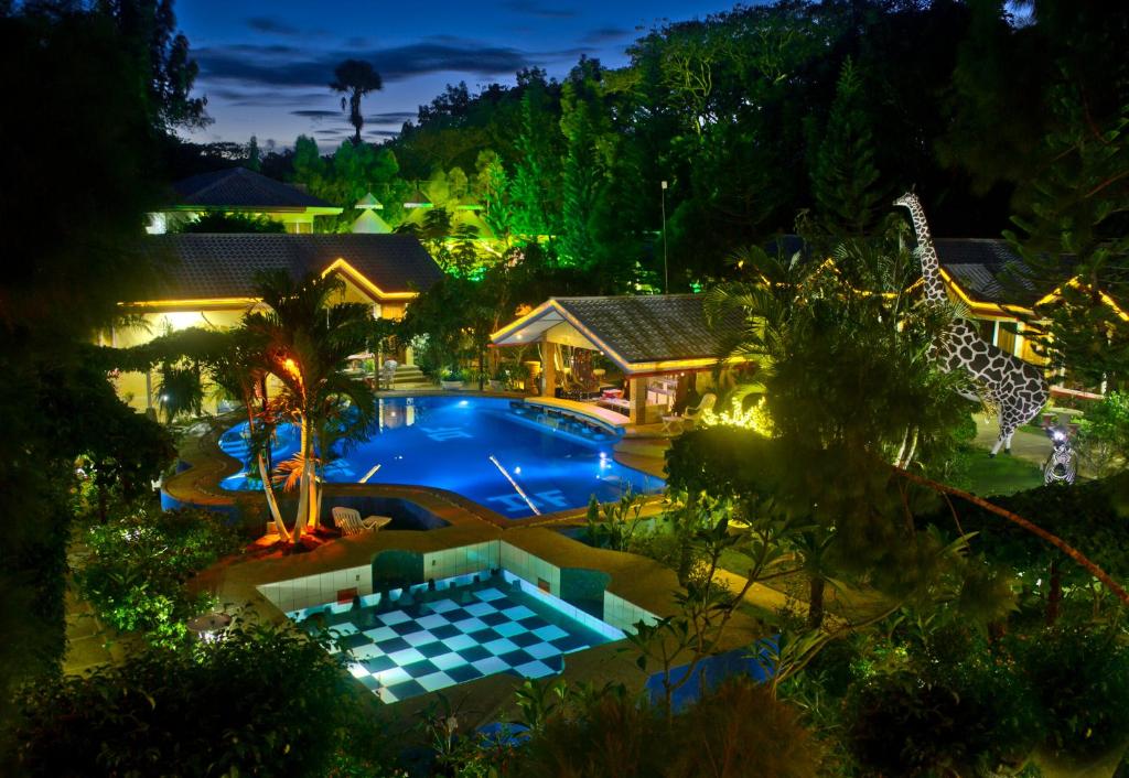 Tầm nhìn ra hồ bơi gần/tại Deep Forest Garden Hotel