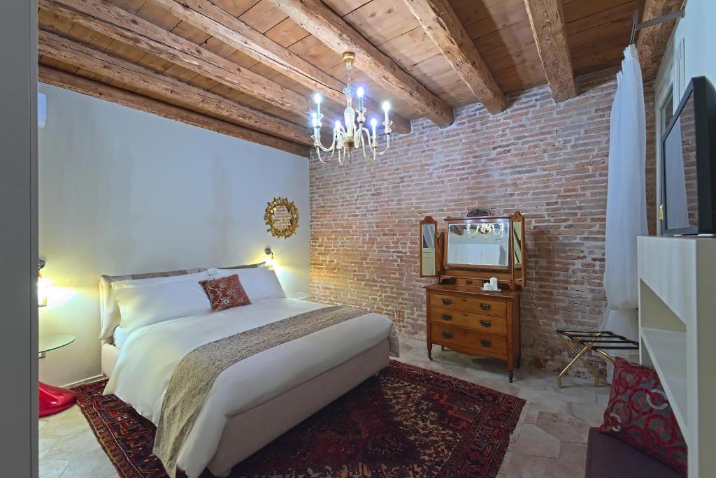 A bed or beds in a room at 28 Alla Rotonda