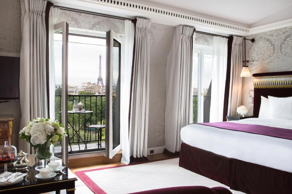 La Réserve Paris Hotel & Spa في باريس: غرفه فندقيه بسرير وشرفه
