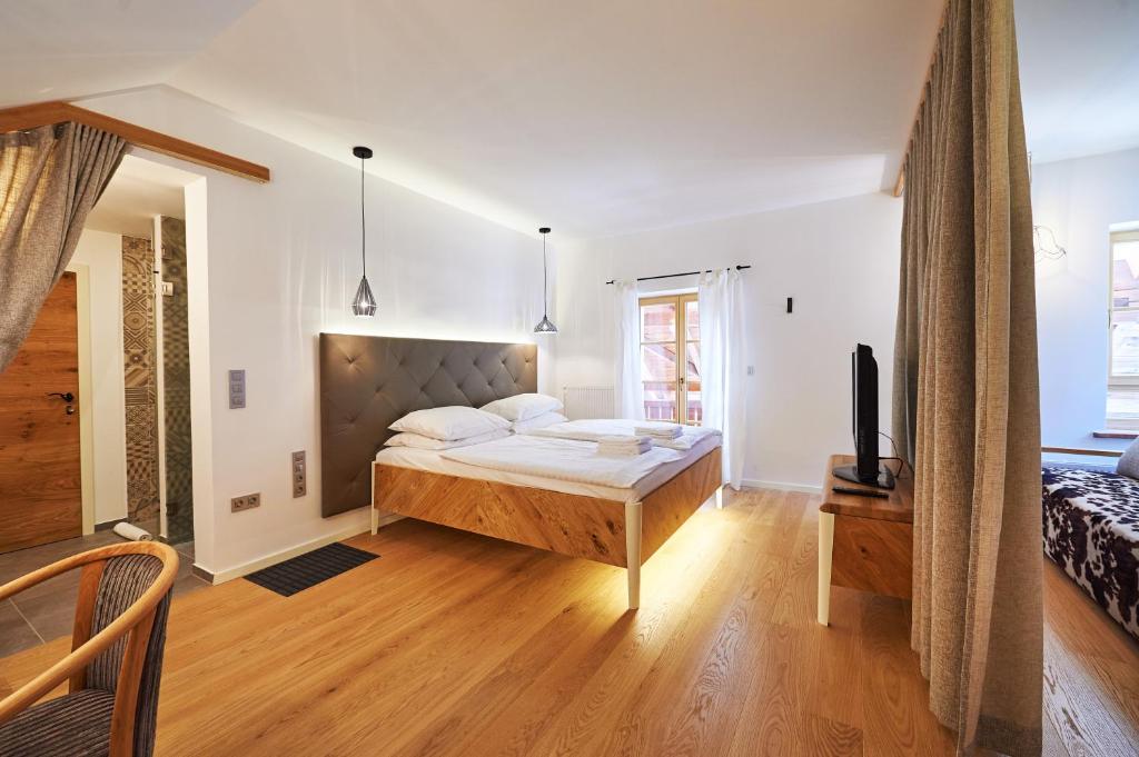 Postel nebo postele na pokoji v ubytování Hotel Plesnik Logarska Dolina
